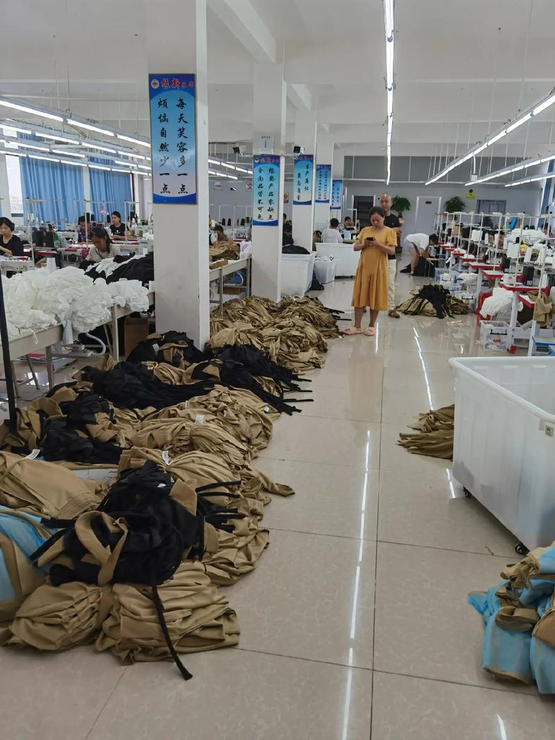 生產(chǎn)車間現(xiàn)場 #工廠實拍視頻 #帶你走進服裝廠 #努力的服